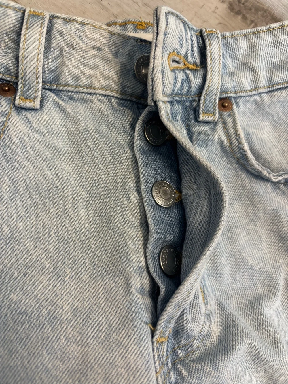 H&M High Rise Distressed Denim Shorts Light Wash Frayed Hem Size 4